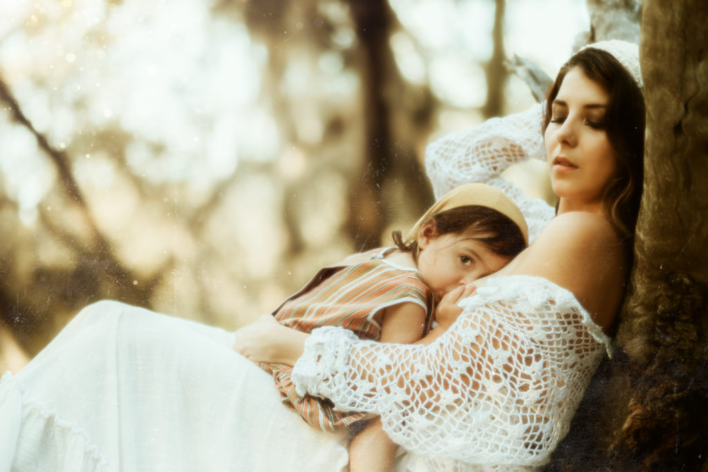 boho breastfeeding photo session outdoors 