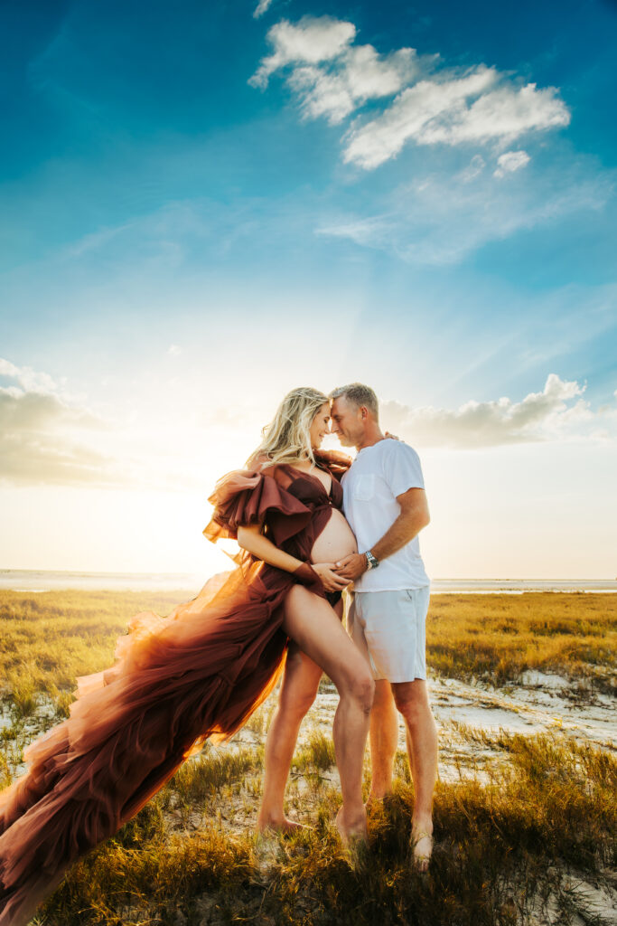 artistic couples and maternity portraits at the beach